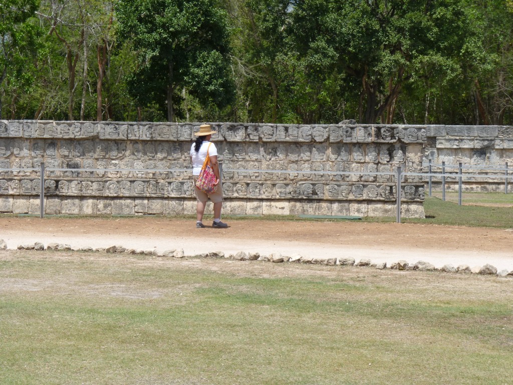 Foto: Tzompantli o Plataforma de los cráneos - Chichén Itzá (Yucatán), México
