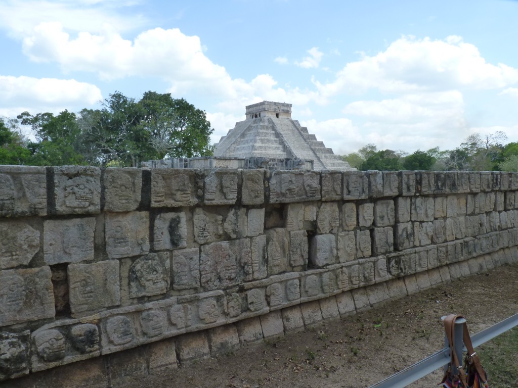 Foto: Tzompantli o Plataforma de los cráneos - Chichén Itzá (Yucatán), México