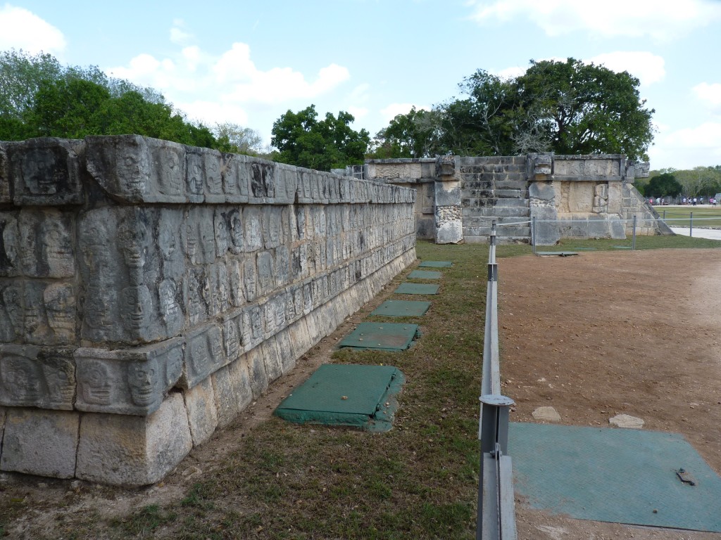 Foto: Tzompantli o Plataforma de los cráneos - Chichén Itzá (Yucatán), México
