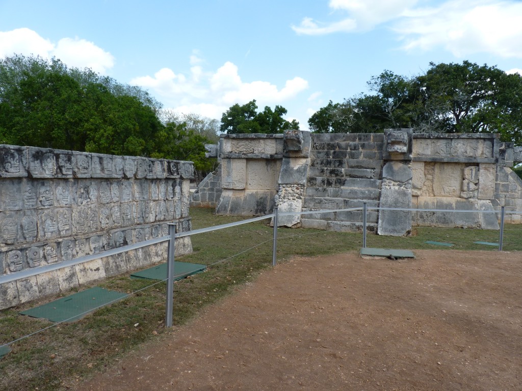 Foto: Tzompantli o Plataforma de los cráneos - Chichén Itzá (Yucatán), México