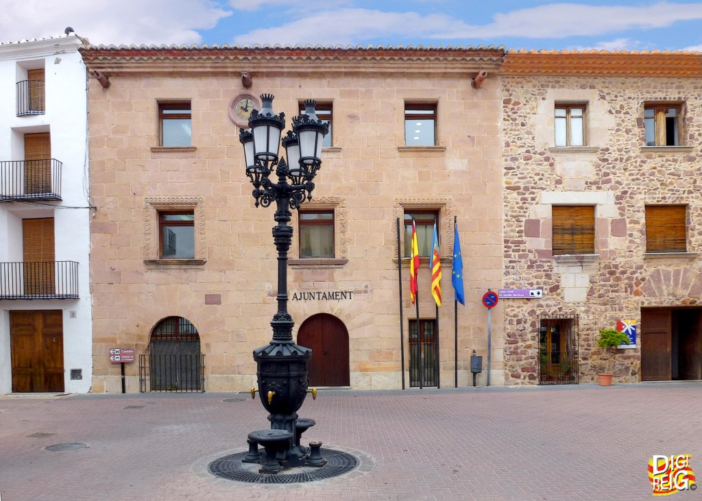 Foto: Plaza del Ayuntamiento. - Vilafamés (Castelló), España