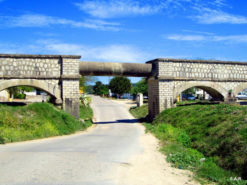 Foto: Conducción de agua sobre la carretera - Alcornocalejo (Cádiz), España