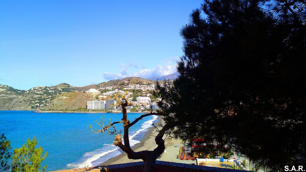 Foto: Apartamentos Chinasol al fondo - Almuñecar (Granada), España