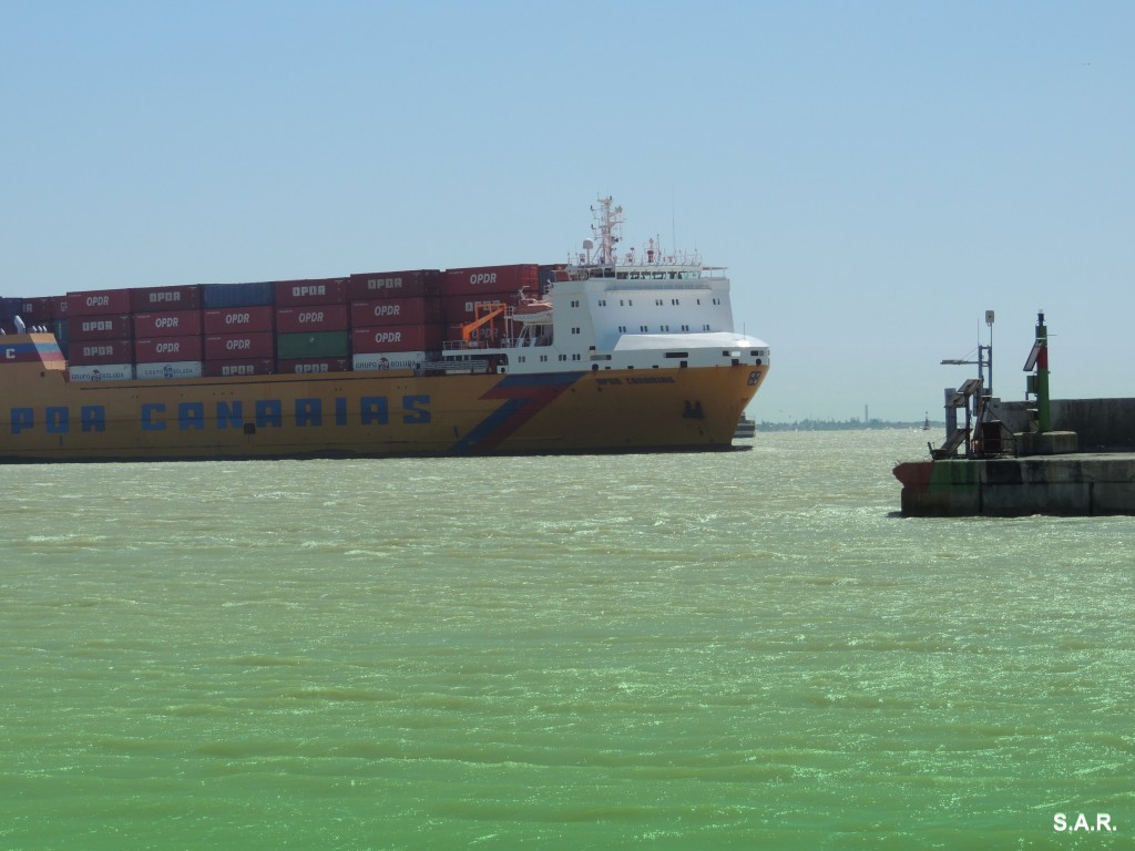 Foto: Transportado contenedores a Sevilla - Bonanza (Cádiz), España
