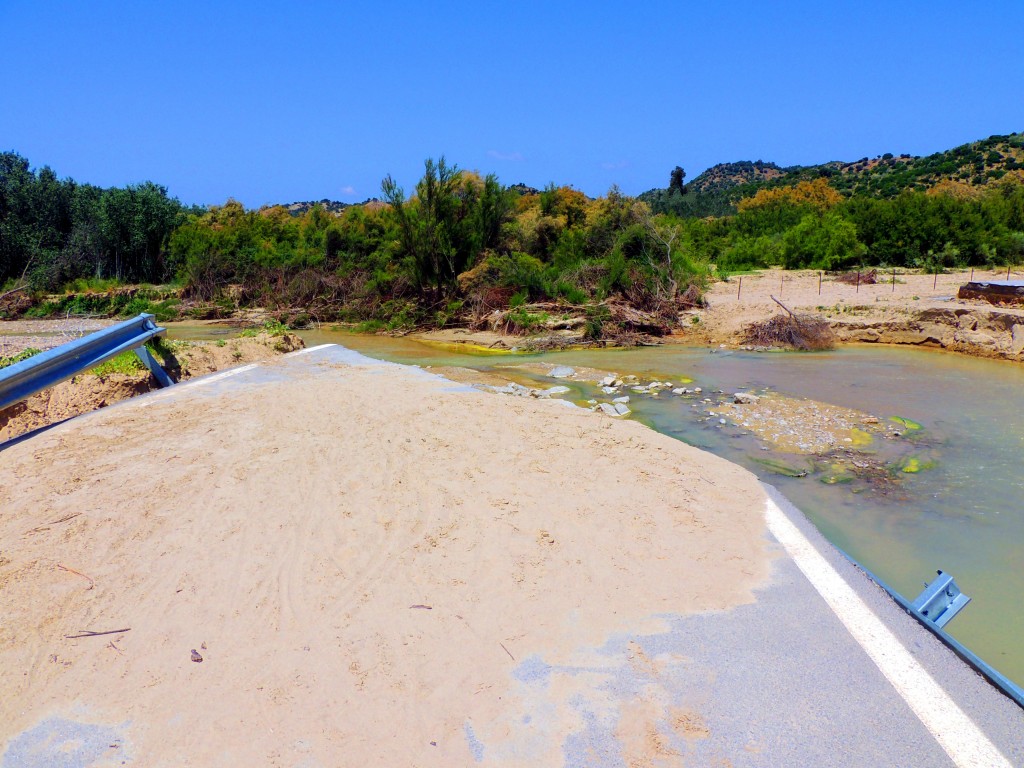 Foto: ¿ El puente? ¡¡ El agua se lo llevo¡¡ - La Muela de Algodonales (Cádiz), España
