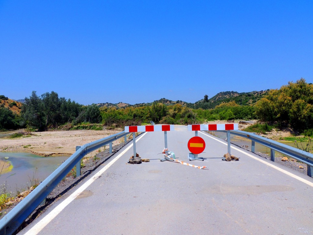 Foto: Cortada por falta de puente - La Muela de Algodonales (Cádiz), España