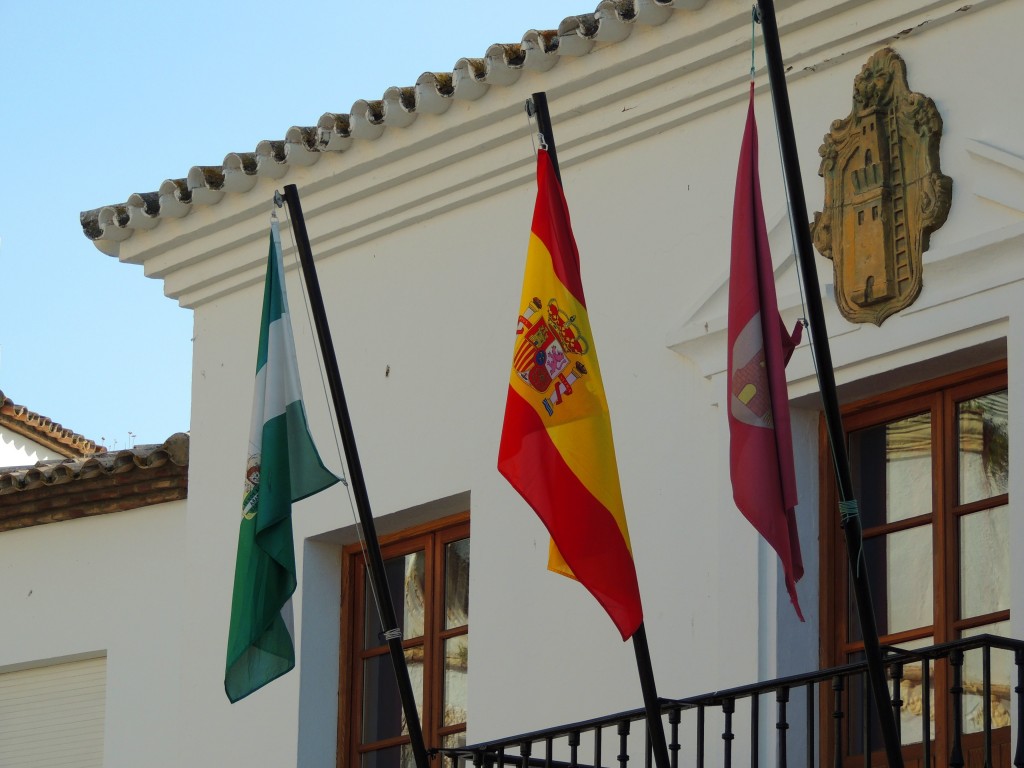 Foto: Escudo y banderas - Zahara de la Sierra (Cádiz), España