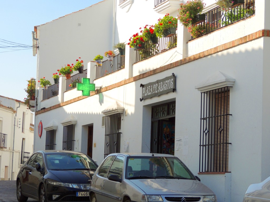 Foto: Mercado de Abastos y Farmacia - Zahara de la Sierra (Cádiz), España