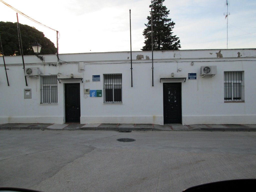Foto: Ayuntamiento y Centro Médico - San José de Malcocinado (Cádiz), España
