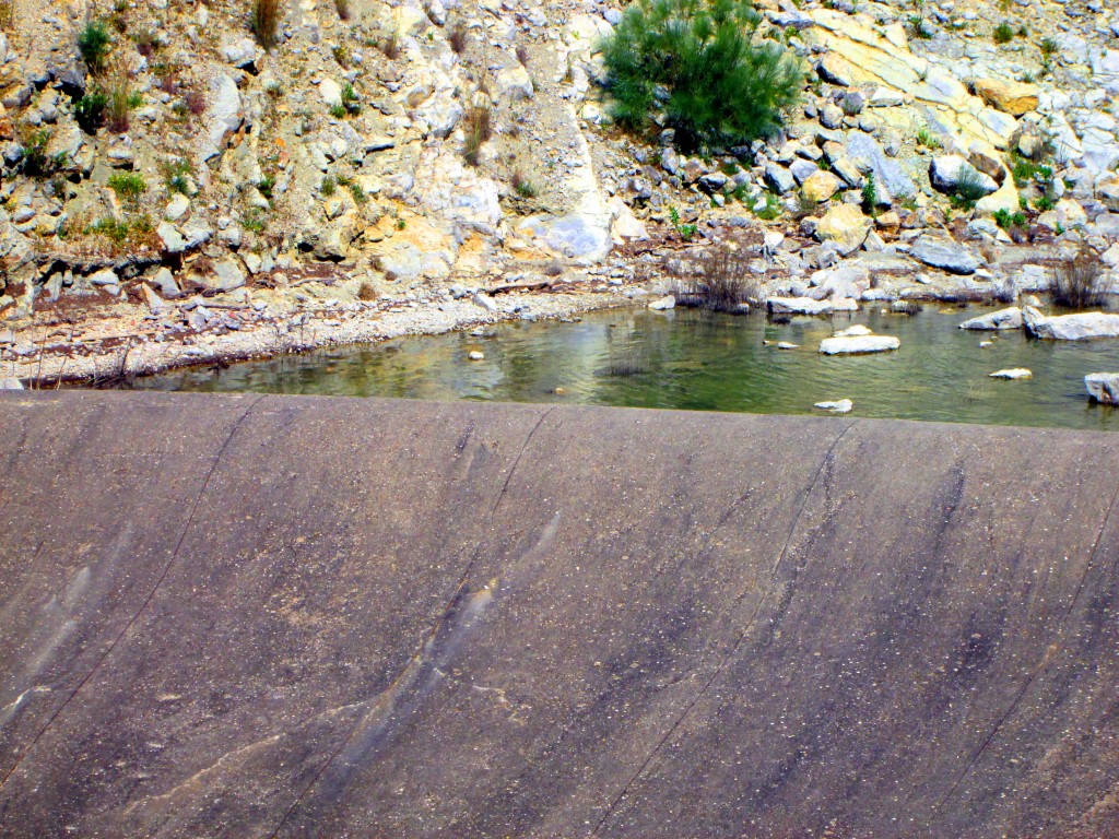 Foto: El agua al borde del aliviadero - San José del Valle (Cádiz), España