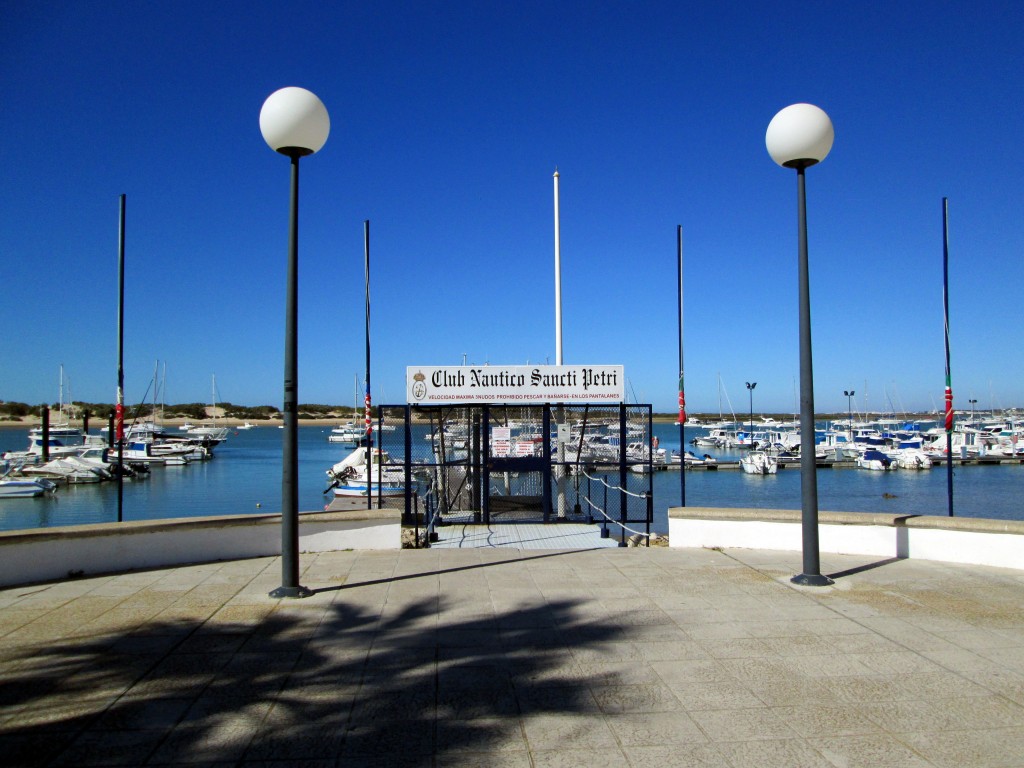 Foto: Entrada a los pantalanes - Sancti Petri (Cádiz), España