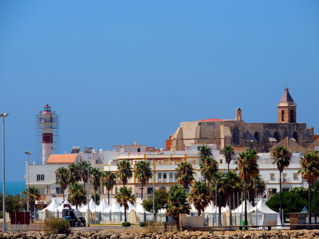 Foto: Faro y la Iglesia Nuestra Señora de la O - Rota (Cádiz), España
