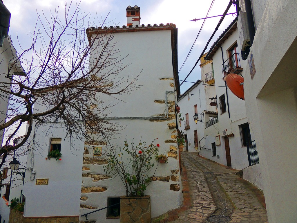 Foto: Calle Calvario - Benalauría (Málaga), España
