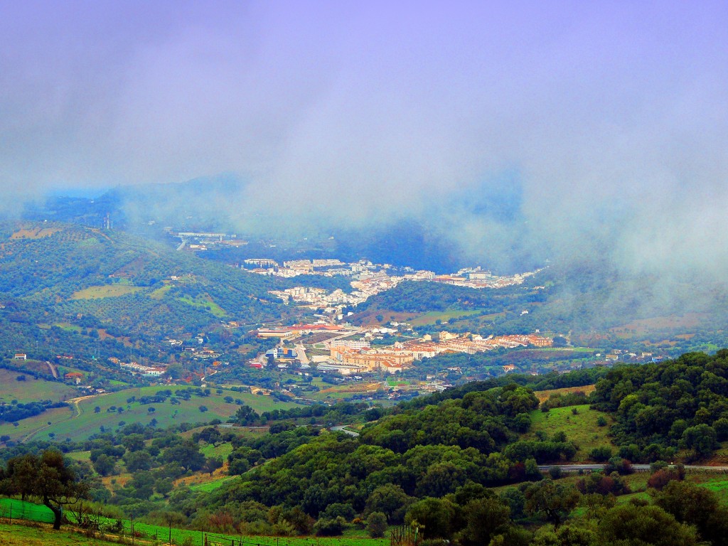 Foto: Ubrique entre la niebla - Ubrique (Cádiz), España
