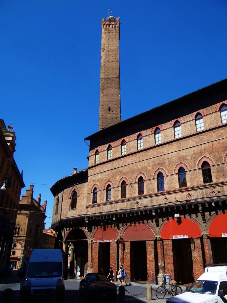 Foto: Torre Asinelli e Case Seracchioli - Bologna (Emilia-Romagna), Italia