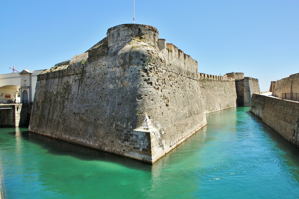 Foto: Murallas reales y foso - Ceuta, España