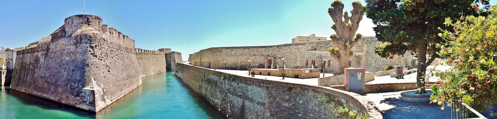 Foto: Murallas reales y foso - Ceuta, España
