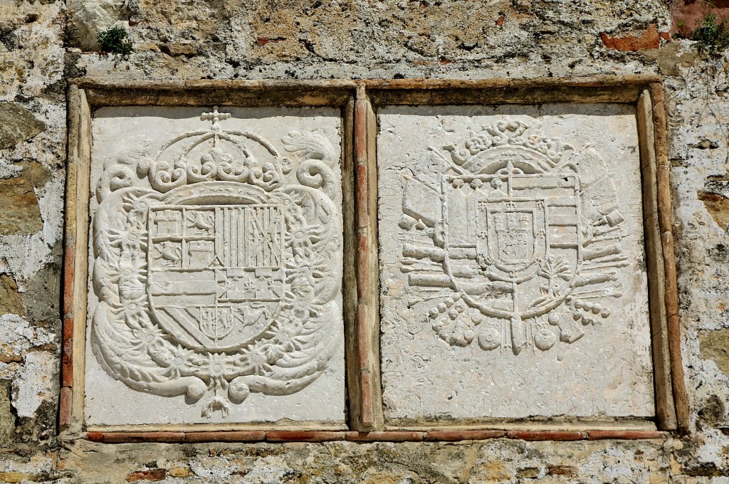 Foto: Escudos en las murallas - Ceuta, España