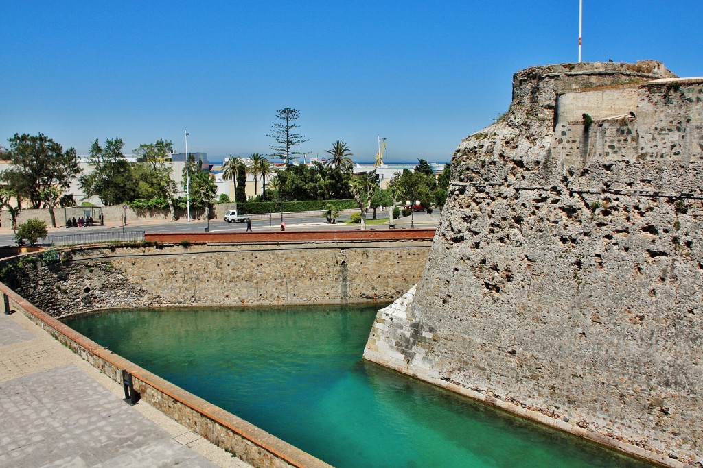 Foto: Murallas reales y foso - Ceuta, España