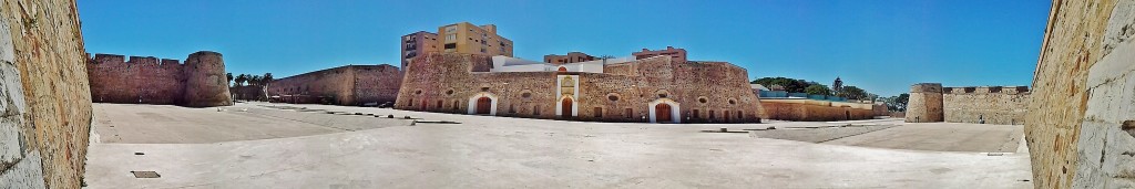 Foto: Murallas reales y foso - Ceuta, España