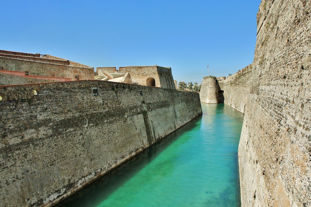 Foto: Murallas reales y foso - Ceuta, España