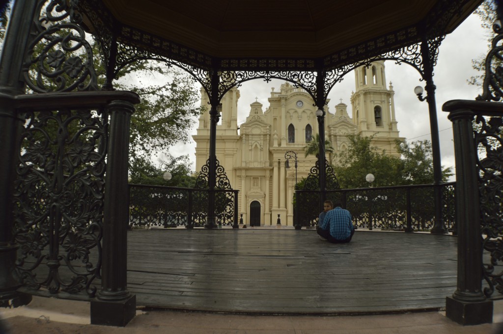 Foto: Gran angular del kiosco con fondo la catedral - Hermosillo (Sonora), México