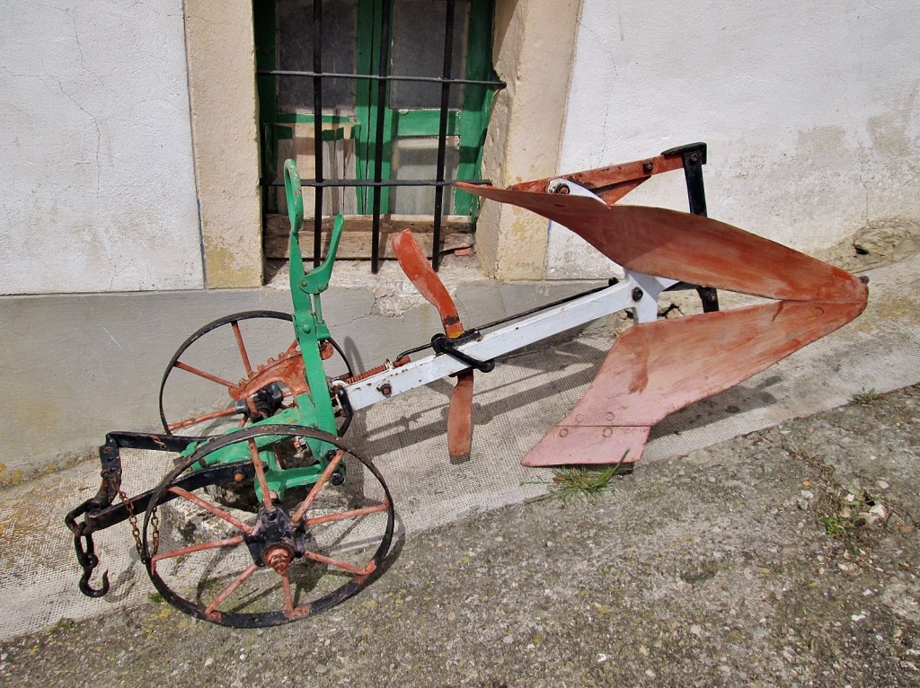 Foto: Vehiculo aparcado - Puentedey (Burgos), España