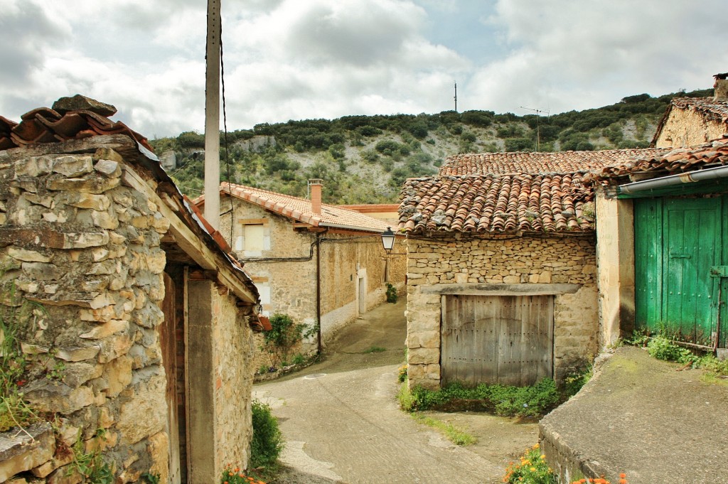 Foto: Vista del pueblo - Puentedey (Burgos), España