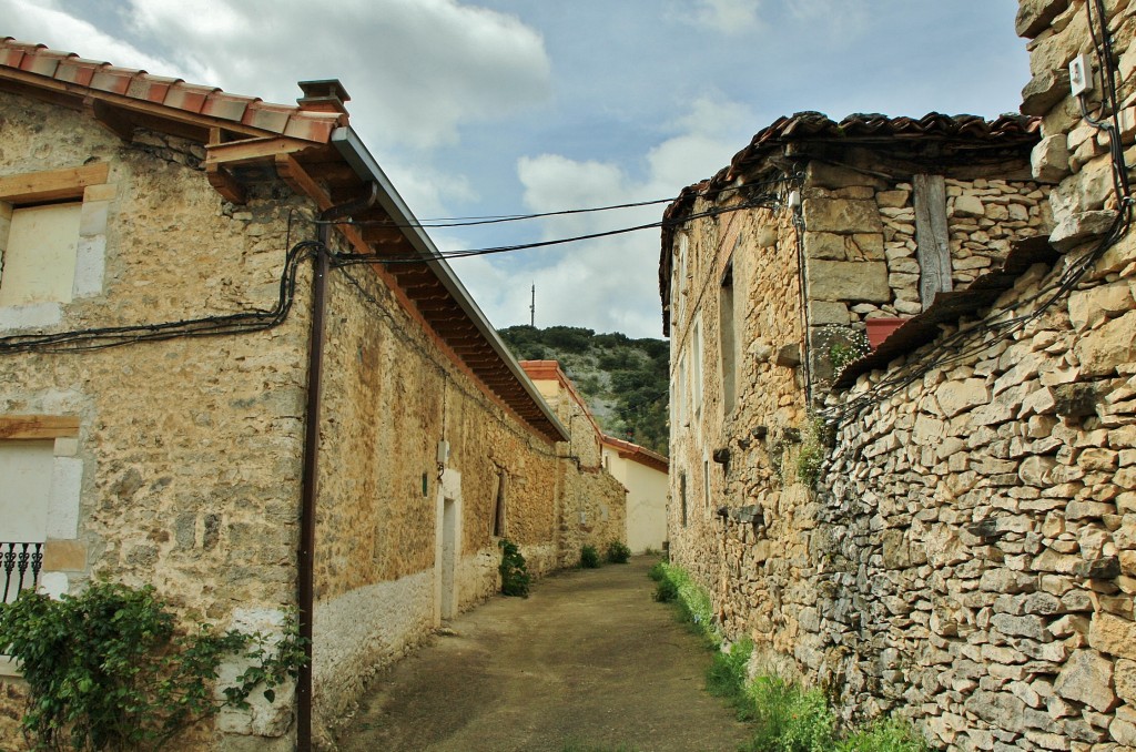 Foto: Vista del pueblo - Puentedey (Burgos), España