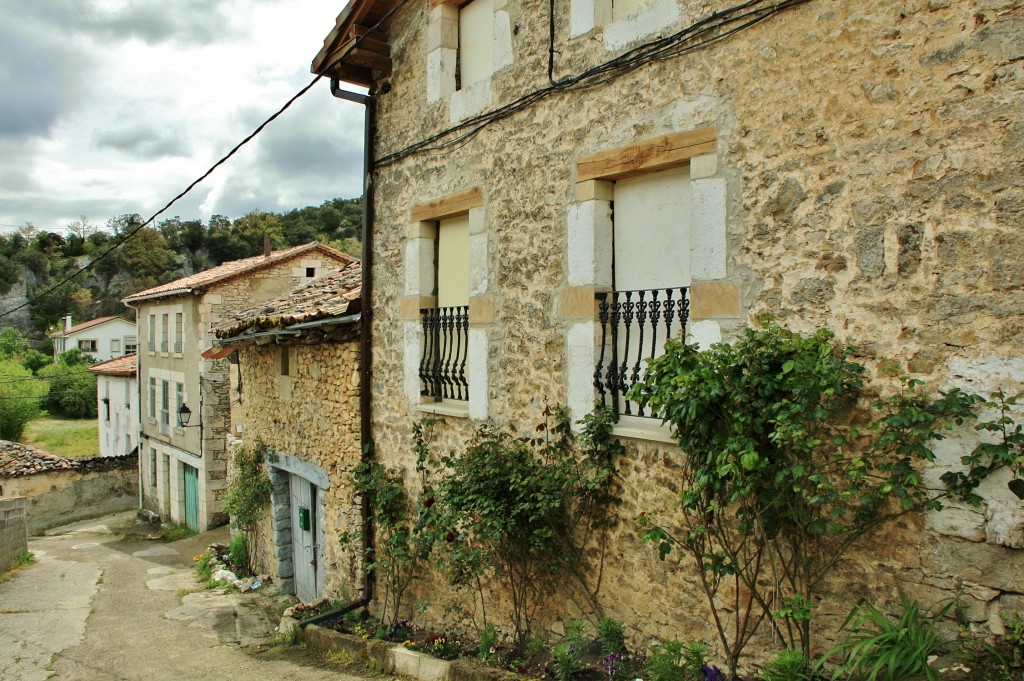 Foto: Vista del pueblo - Puentedey (Burgos), España