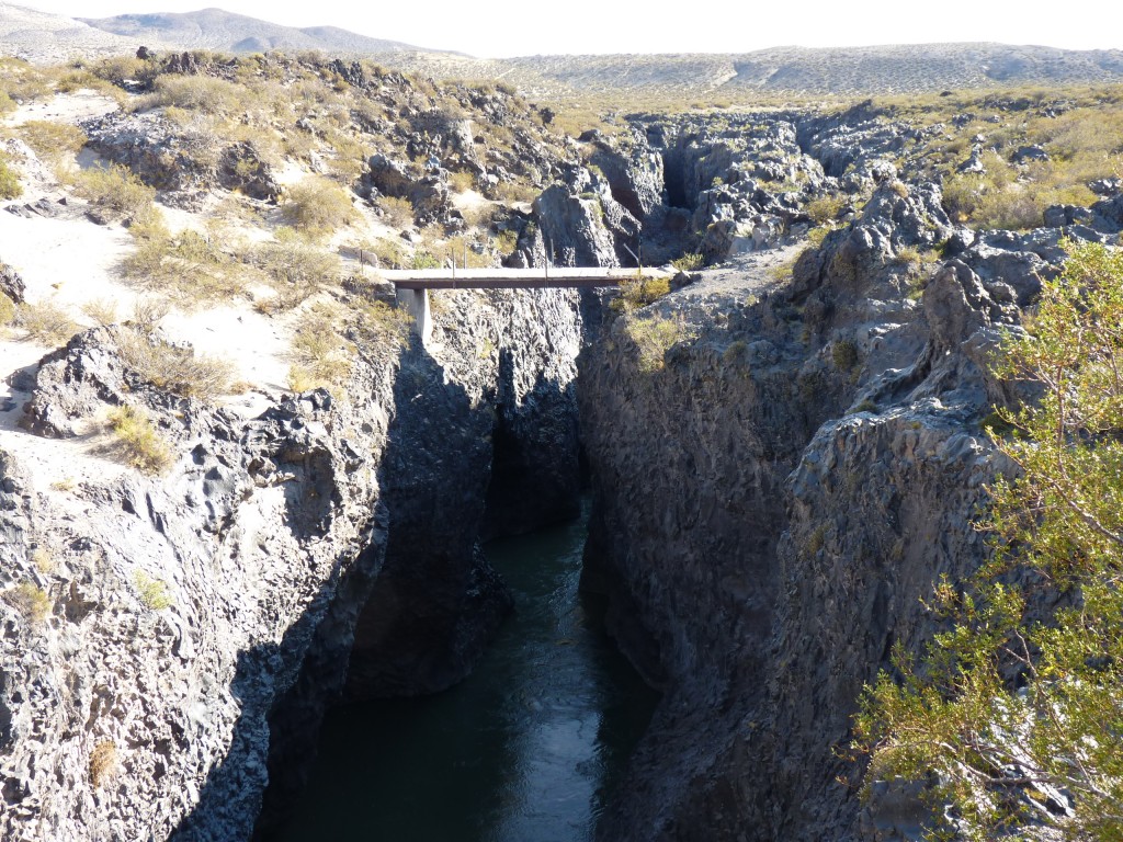 Foto: La pasarela sobre el río Grande - Malargüe (Mendoza), Argentina