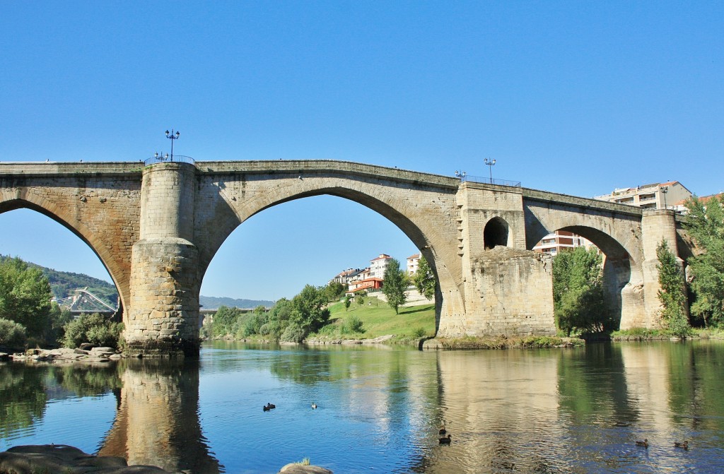 Foto: Puente medieval sobre el Miño - Ourense (Galicia), España