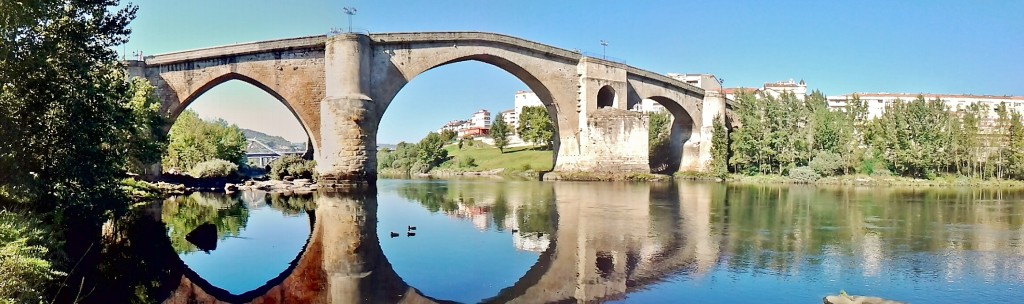 Foto: Puente medieval sobre el Miño - Ourense (Galicia), España