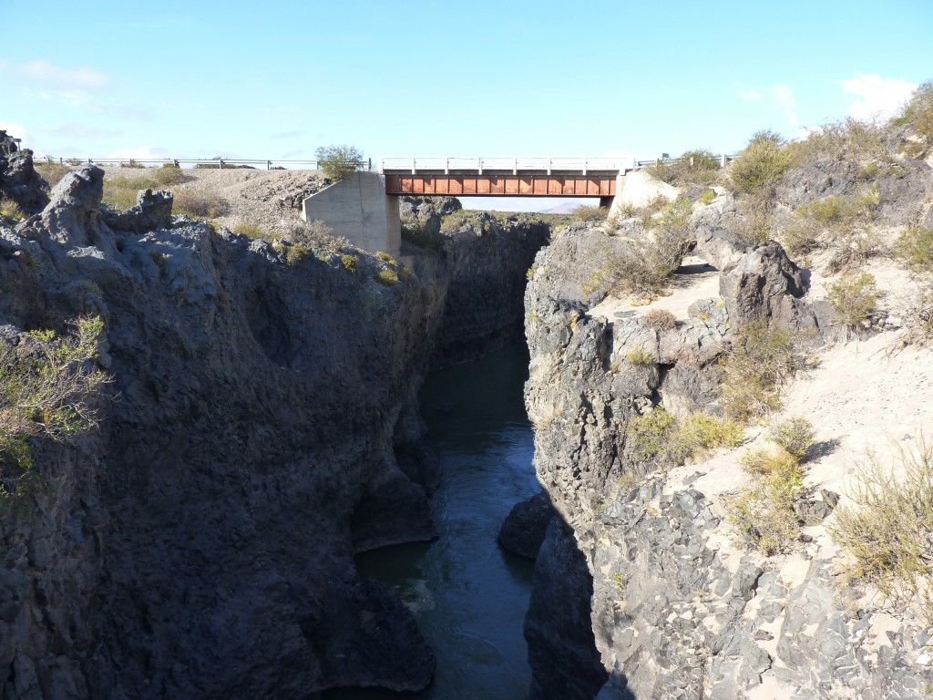Foto: La Payunia. Río Grande. La Pasarela. - Malargüe (Mendoza), Argentina