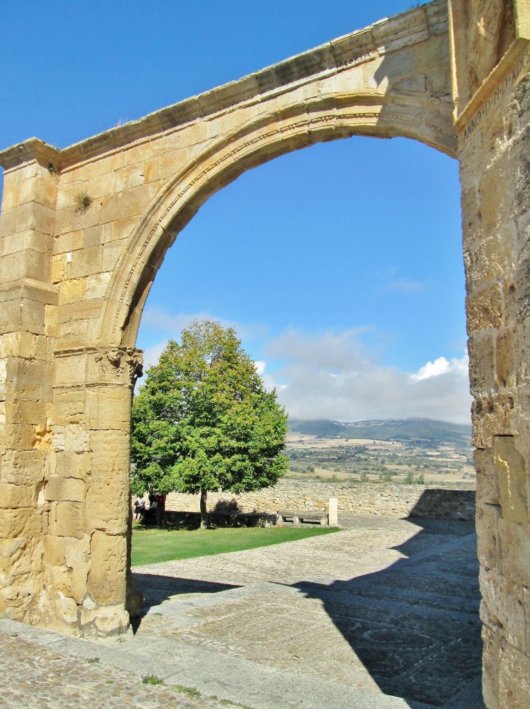 Foto: Iglesia de San Vicente - Frias (Burgos), España