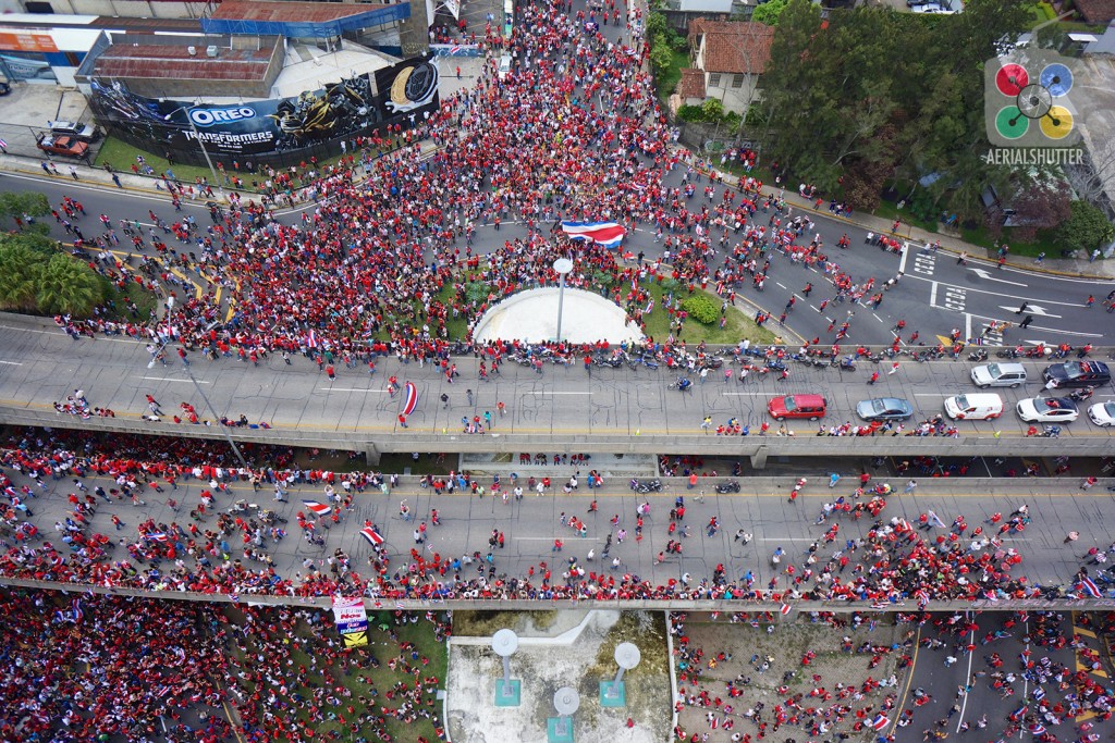 Foto: Celebración del triunfo de selección de Costa Rica contra Italia. - San José, Costa Rica