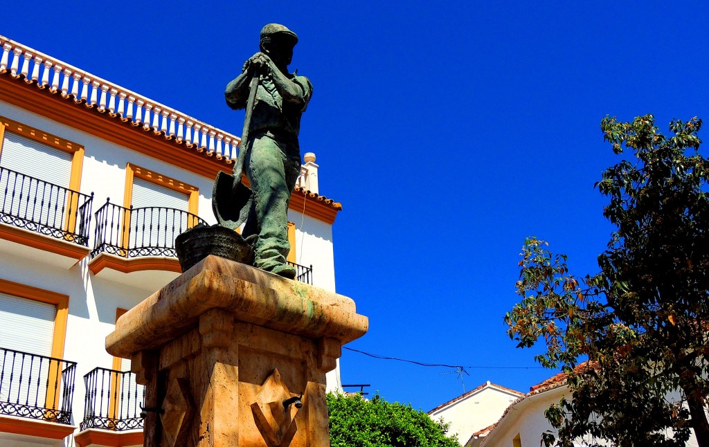 Foto: Monumento al Carbonero - Monda (Málaga), España
