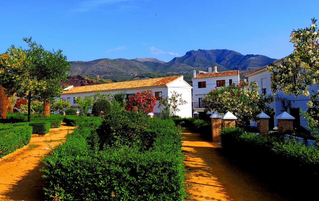 Foto: Jardines Avdª Andalucía - Alozaina (Málaga), España