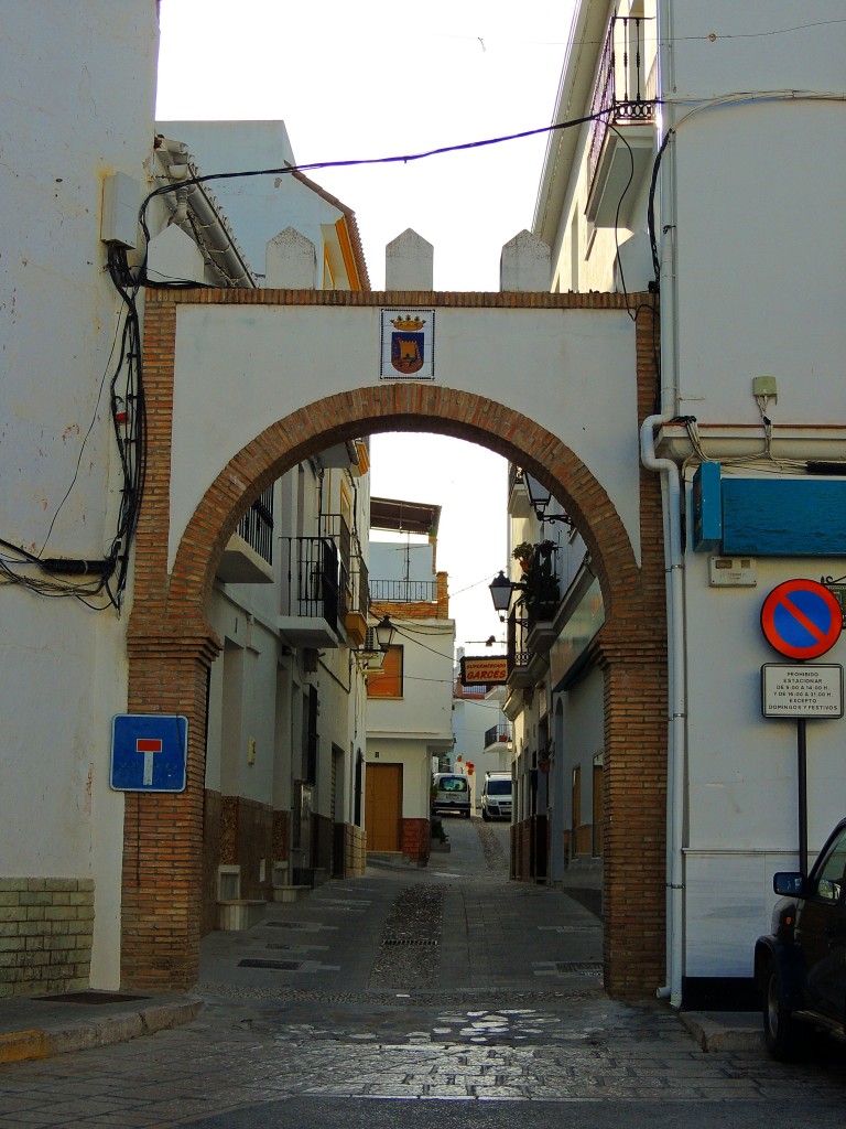 Foto: Entrada a Calle Iglesias - Alozaina (Málaga), España