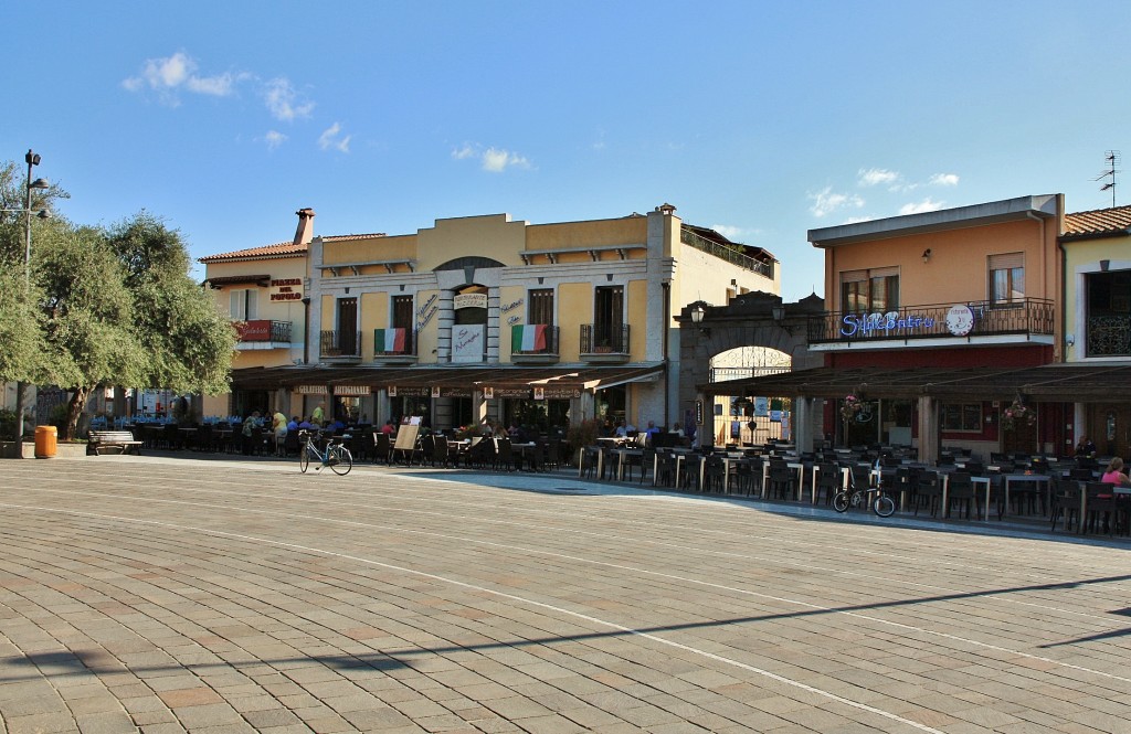 Foto: Vista del pueblo - Pula (Sardinia), Italia