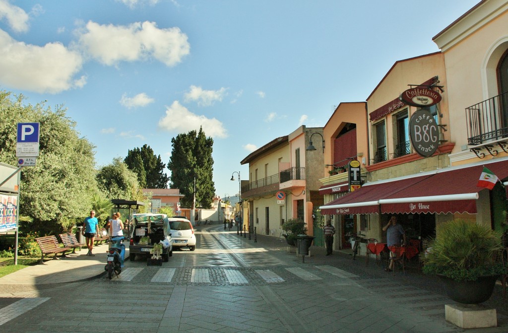 Foto: Vista del pueblo - Pula (Sardinia), Italia