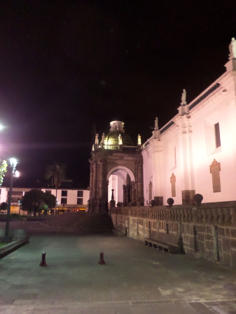 Foto: Atrio de la Catedral Metropolitana de Quito Ecuador.  Fotografía:  Carlos Neyra. - Quito (Pichincha), Ecuador