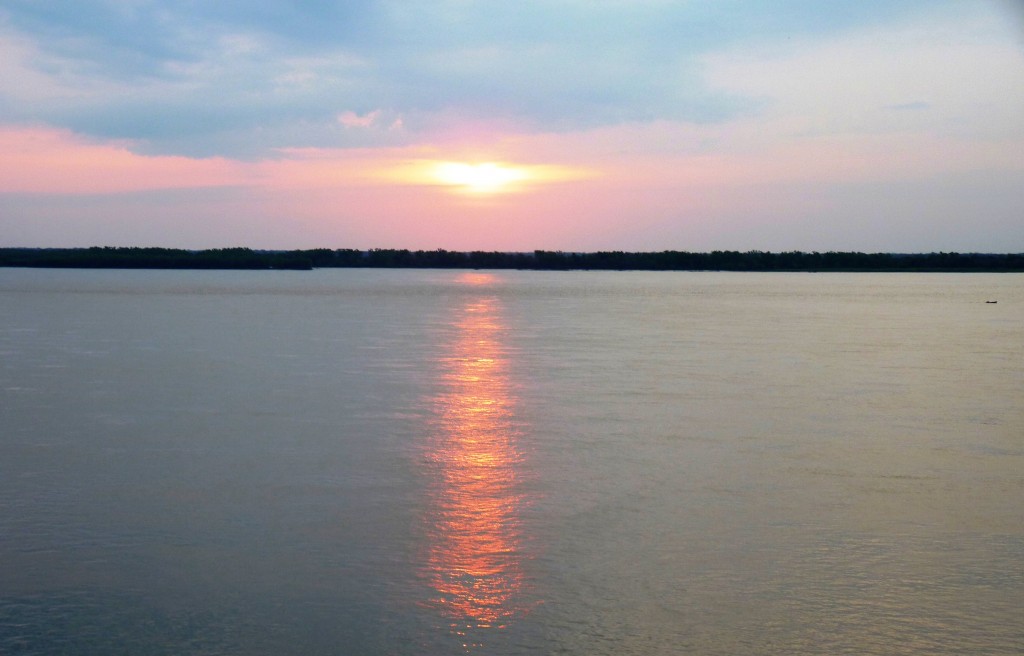 Foto: Puesta de sol sobre el Río Paraná - La Paz (Entre Ríos), Argentina