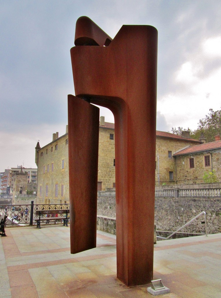 Foto: Escultura en el Paseo Marítimo - Zarautz (Gipuzkoa), España
