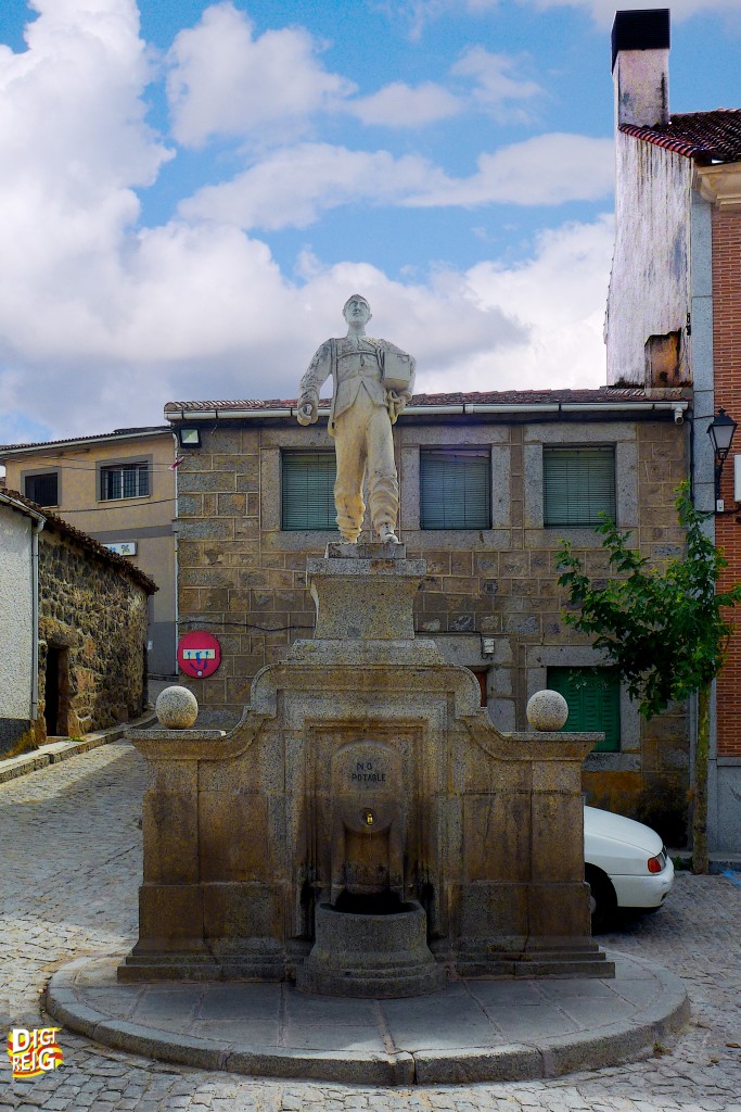 Foto: Estatua de Eloy Gonzalo García (01) - San Bartolome de Pinares (Ávila), España