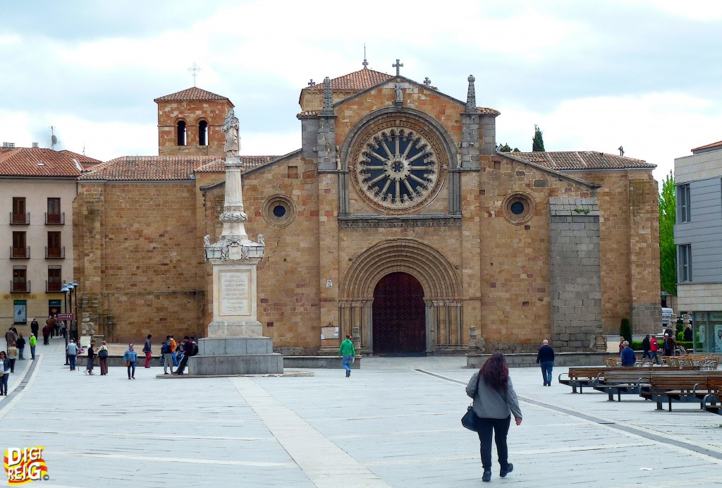 Foto: Plaza Santa Teresa de Jesús y Parroquia de San Pedro Apostol. - Ávila (Castilla y León), España