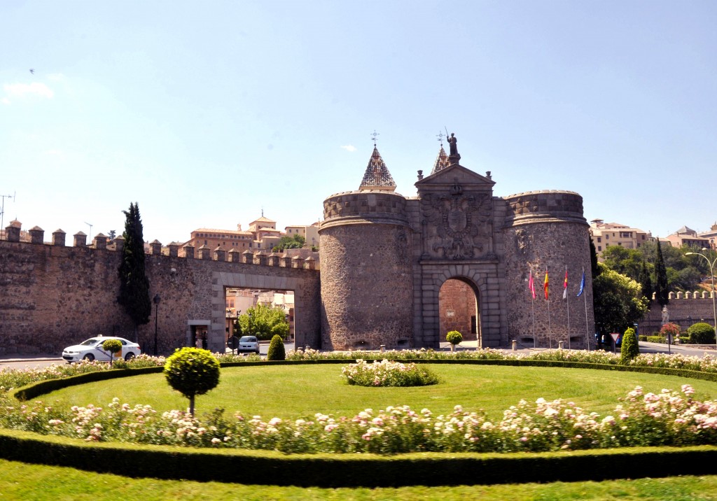 Foto: Parte de la muralla y puerta de entrada - Toledo (Castilla La Mancha), España