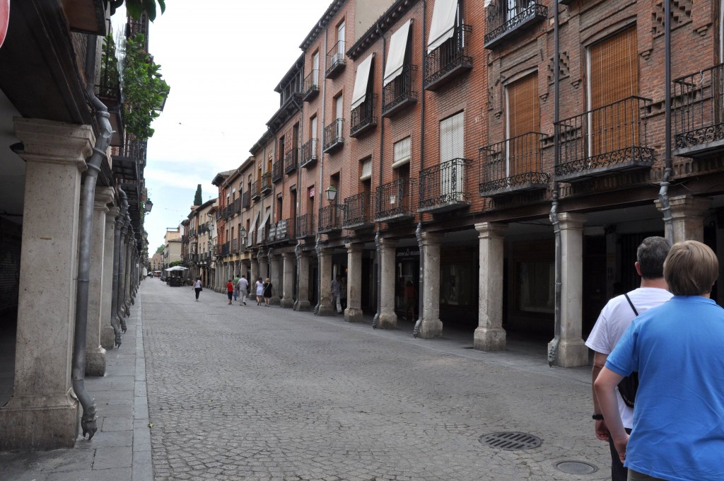 Foto: Calle mayor y sus soportales - Alcala de Henares (Madrid), España