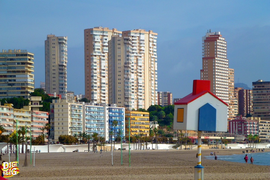 Foto: "Contrastes" en estilo de edificaciones. - Benidorm (Alicante), España