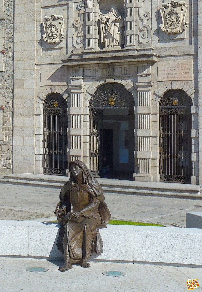 Foto: Escultura de la Santa frente al Convento de Santa Teresa - Ávila (Castilla y León), España